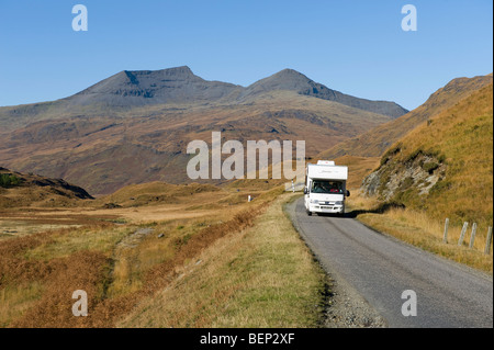 Camper sulla strada, Glen More, Isle of Mull, SCOZIA Foto Stock