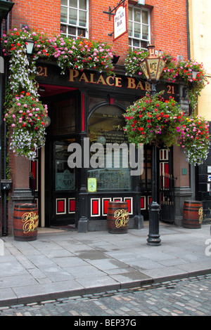 Il Palace Bar sul Fleet Street nel centro di Dublino Irlanda Foto Stock