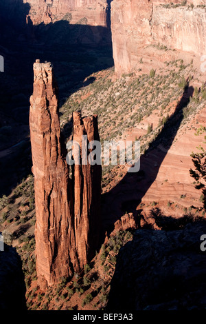 Spider Rock è nella Navajo Nation parco chiamato "Canyon De Chelly'. È situato nella parte settentrionale di Arizona USA. A deve vedere il sito. Foto Stock