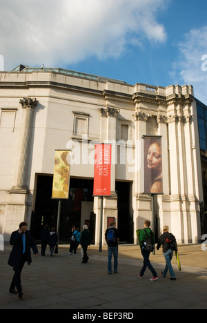 La Sainsbury wing della National Gallery a Trafalgar Square a Londra, in Inghilterra, Regno Unito Foto Stock