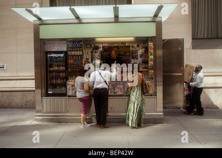 Un nuovissimo Cemusa news stand in Wall Street nel Quartiere Finanziario di New York Foto Stock