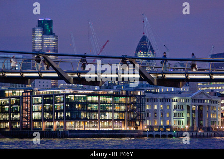 Il Millennium Bridge, torre 42, Swiss Re Gherkin building e il fiume Tamigi di notte a Londra, Febbraio 2009 Foto Stock