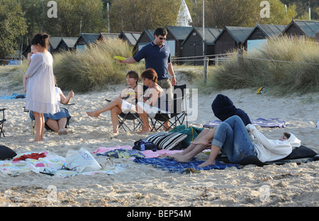 Famiglia sulla spiaggia di sabbia bianca nel bellissimo Dorset Inghilterra Foto Stock