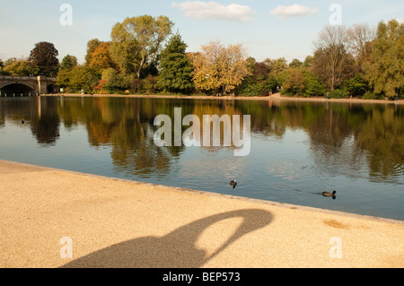 Il lago a serpentina e ombra di Iside scultura in Hyde Park, London, Westminster SW1, Regno Unito Foto Stock