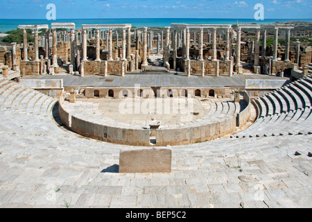 Ruderi del teatro romano a Leptis Magna / Lectis Magna / Lepcis Magna in Khoms / Al Khums vicino a Tripoli, in Libia, Nord Africa Foto Stock