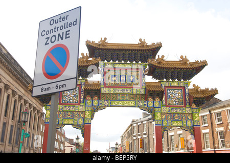 Il centro di Liverpool archway in China Town Foto Stock