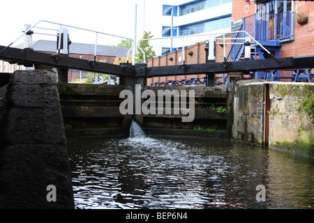 Cancelli di blocco su un canale in U.K. Foto Stock