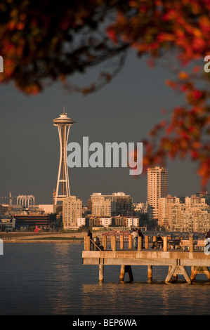 Su una bella cascata di giorno la gente godere la skyline di Seattle e lo Space Needle guardando al di sopra della Baia di Elliott da Alki Beach. Foto Stock