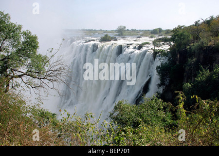 La Victoria Falls / Mosi-oa-Tunya, grande cascata in Sud Africa sul fiume Zambesi al confine dello Zambia e Zimbabwe Foto Stock