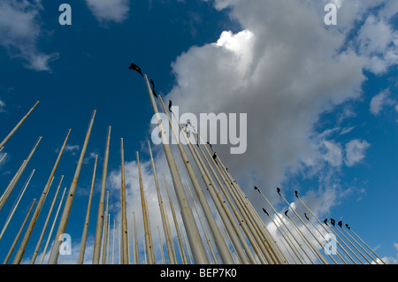 Pennoni contro un blu, ma nuvoloso, sky davanti all'Ambasciata degli Stati Uniti all Avana, Cuba. Foto Stock