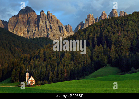 Cappella di St. Johann in parte anteriore del Sas Rigais / Geislergruppe, Santa Maddalena, Brixen / Bressanone, Dolomiti. Italia Foto Stock