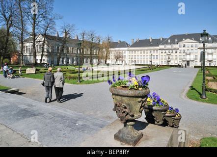 Parcheggiare di fronte al museo della tappezzeria / Musée de la tapisserie et des Arts du Tissu de Tournai, Belgio Foto Stock