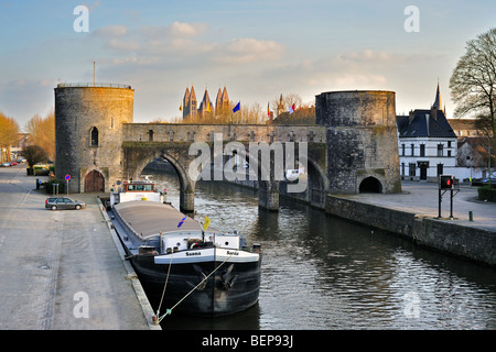 Il ponte Pont des Trous oltre il fiume Schelda, Tournai, Belgio Foto Stock