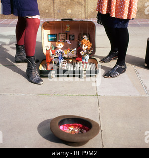 Le puppeteers femminili intrattengono le persone con i loro burattini rock band Autobus per le strade di Londra Inghilterra Regno Unito KATHY DEWITT Foto Stock