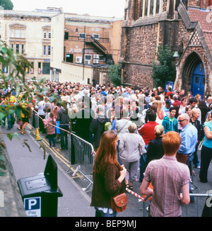 La gente in coda per il Banksy mostra nell'estate del 2009 a Bristol REGNO UNITO Inghilterra KATHY DEWITT Foto Stock