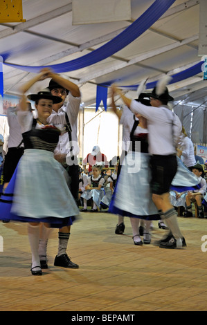 Il tedesco balli folcloristici durante l'Oktoberfest in Addison, Texas, Stati Uniti d'America Foto Stock