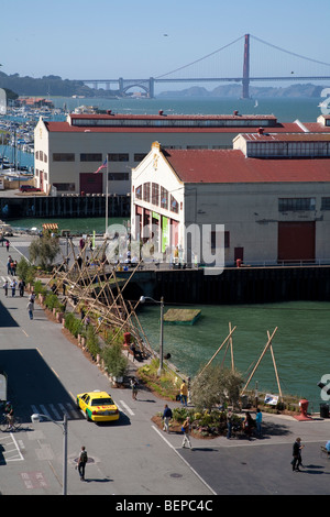 Fort Mason durante la West Coast Green 2009 Conferenza con il Golden Gate Bridge in background. San Francisco, California, Stati Uniti d'America Foto Stock