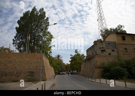 Roccas bastione e paphos gate e area riservata dell'ONU zona di buffer nel verde della linea che divide il nord e il sud di cipro Foto Stock