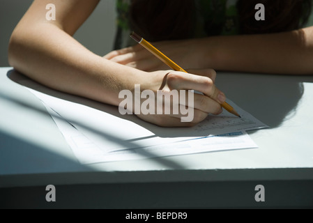 Studente prendendo quiz matematica, ritagliato Foto Stock