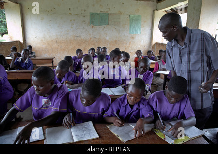 UGANDA Kyayaaye Cattolica Romana scuola primaria nel distretto di Kayunga. I bambini in classe. Foto di SEAN SPRAGUE Foto Stock