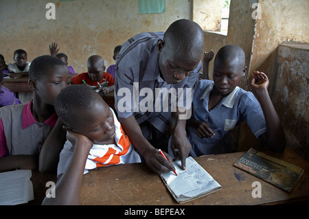 UGANDA Kyayaaye Cattolica Romana scuola primaria nel distretto di Kayunga. I bambini in classe. Foto di SEAN SPRAGUE Foto Stock
