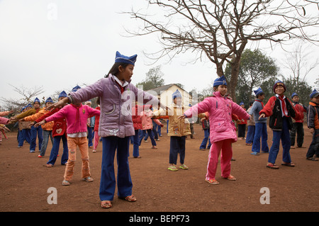 Il Vietnam Tan Hop scuola primaria nella provincia di Quang Tri. I bambini che esercitano in schoolyard. SEAN SPRAGUE foto Foto Stock