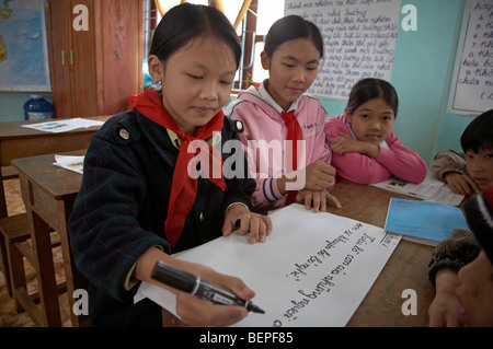 VVIETNAM miniera o bombe inesplose rischio education program in Tan Hop scuola primaria nella provincia di Quang Tri. Foto Stock