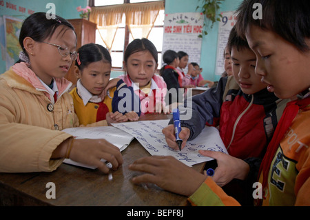 VVIETNAM miniera o bombe inesplose rischio education program in Tan Hop scuola primaria nella provincia di Quang Tri. Foto Stock