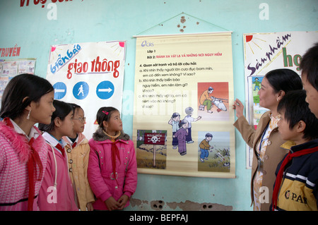 VVIETNAM miniera o bombe inesplose rischio education program in Tan Hop scuola primaria nella provincia di Quang Tri. Foto Stock