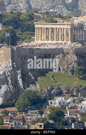 Una vista verticale dell'Acropoli di Atene (Grecia), con il tempio del Partenone su di esso, e l'area di Plaka sotto di esso Foto Stock