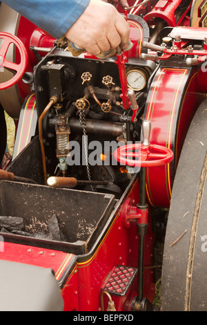 Una chiusura immagine del focolare e controlli di un modello di motore di trazione Foto Stock