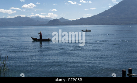 GUATEMALA lago Atitlan, da San Marco a La Laguna. I pescatori in canoa. Foto di SEAN SPRAGUE 2009 Foto Stock