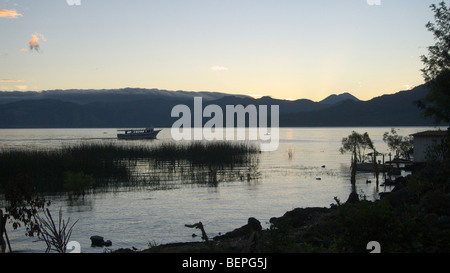 GUATEMALA lago Atitlan, visto da San Pedro. Ferry boat. Foto di SEAN SPRAGUE 2009 Foto Stock