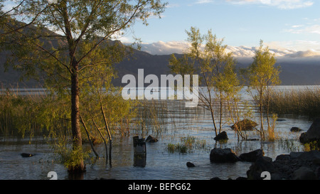 GUATEMALA lago Atitlan, visto da San Pedro. Foto di SEAN SPRAGUE 2009 Foto Stock