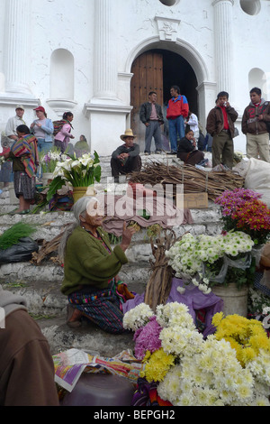 GUATEMALA Chichicastenango. Donna che vendono fiori nella parte anteriore della chiesa cattolica. Foto di SEAN SPRAGUE 2009 Foto Stock