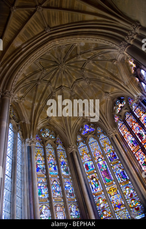 Le finestre di vetro macchiate e soffitto a volte alla Chiesa di St Peters Hotel Hampton Lucy Foto Stock
