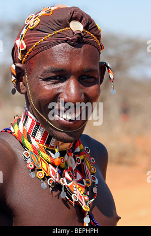 Ritratto di Samburu guerriero in abito tradizionale, Kenya, Africa orientale Foto Stock