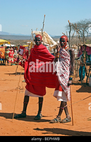 Ritratto di Samburu warriors in tradizionale abito rosso al mercato, Kenya, Africa orientale Foto Stock