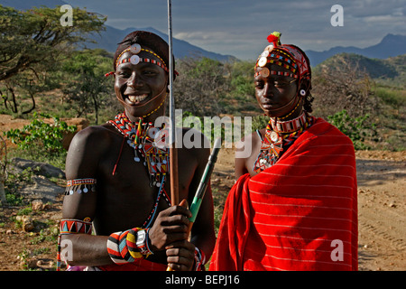 Ritratto di due Samburu warriors in tradizionale abito rosso con lance, Kenya, Africa orientale Foto Stock