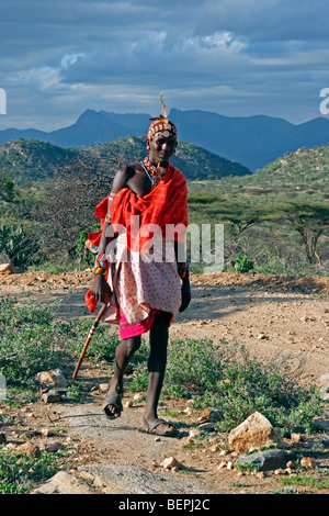 Ritratto di Samburu warrior in tradizionale abito rosso, Kenya, Africa orientale Foto Stock