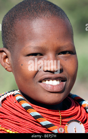 Ritratto di giovane donna Turkana in tradizionali abiti rosso nel nord-ovest del Kenya, Africa orientale Foto Stock