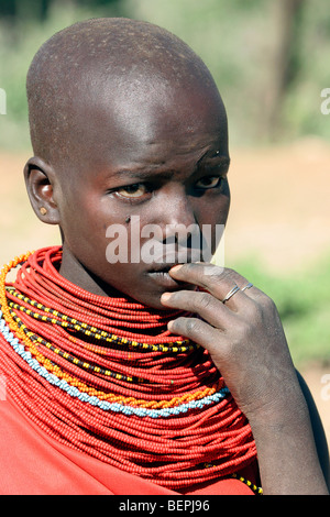 Ritratto di giovane donna Turkana in tradizionali abiti rosso nel nord-ovest del Kenya, Africa orientale Foto Stock