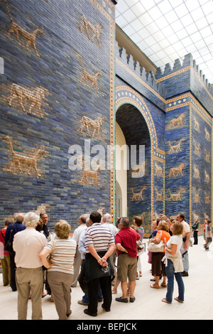 Ishtar Gate della antica città di Babilonia, Pergamon Museum di Berlino, Germania Foto Stock
