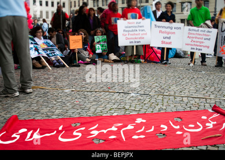 Oppositors iraniani che protestano contro il governo islamico e impegnativa la democrazia in Iran, Branderburg Gate, Berlino, Germania Foto Stock