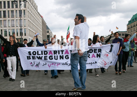 Oppositors iraniani che protestano contro il governo islamico e impegnativa la democrazia in Iran, Branderburg Gate, Berlino, Germania Foto Stock