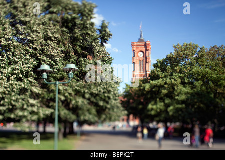 La torre del Municipio come visto da di Marx-Engels-Forum park, Berlino, Germania. Lente inclinata utilizzato per la profondità di campo. Foto Stock