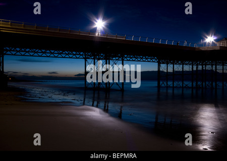 Cromer Pier di notte una popolare località balneare in Norfolk East Anglia England Foto Stock