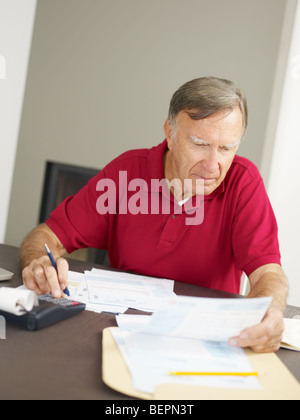 Senior uomo il controllo delle finanze personali. Spazio di copia Foto Stock