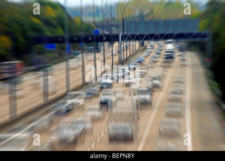 In rapido movimento di traffico su autostrada Foto Stock