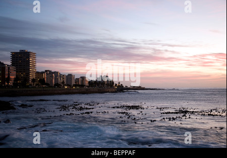 Punto mare striscia di case- sera - Cape Town Foto Stock